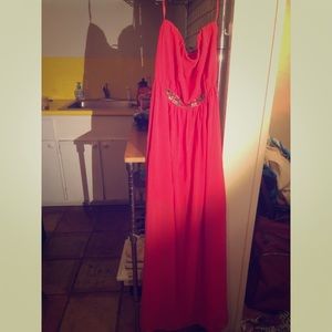 Long sleeveless pink dress